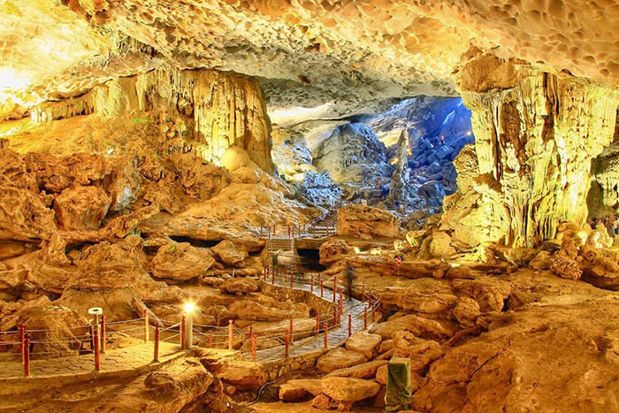 Hạ Long sở hữu rất nhiều hang động đẹp như tranh vẽ